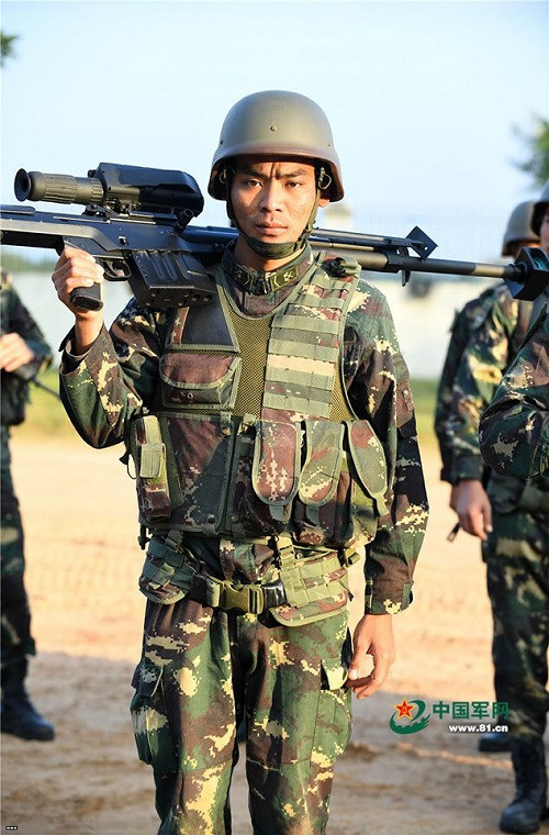 Dù có sức mạnh hỏa lực lớn nhưng QBU-10 cũng có những điểm hạn chế riêng của mình như hạn chế khả năng cơ động của lính bắn tỉa và có cơ chế vận hành phức tạp khó trong bảo dưỡng. Nguồn ảnh: 81.cn