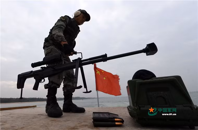 Về cơ chế hoạt động, súng bắn tỉa QBU-10 sử dụng cơ cấu lên đạn kết hợp giữa trích khí và sử dụng lực giật bằng hệ thống lùi nòng ngắn làm giảm độ giật của súng cũng như tăng độ chính xác. Nó có chiều dài cơ sở là 1.38m và nặng tới 13,3kg kể cả đạn, QBU-10 được trang bị hộp tiếp đạn tiêu chuẩn 5 viên. Nguồn ảnh: 81.cn