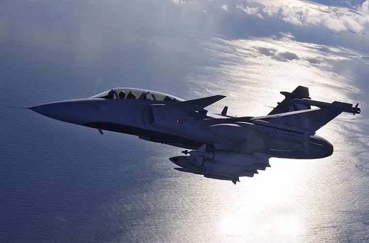 Sở dĩ nói JAS 39 Gripen một trong những ứng cử viên tiềm năng của kế hoạch hiện đại hóa Không quân Ba Lan bởi dòng nó có thiết kế đáp ứng hầu hết các yêu cầu của Warszawa về một mẫu chiến đấu cơ hạng nhẹ và hoàn toàn có thể thay thế vị trí của Su-22 từ tấn công mặt đất cho đến hỗ trợ tác chiến trên không. Nguồn ảnh: Gripen.