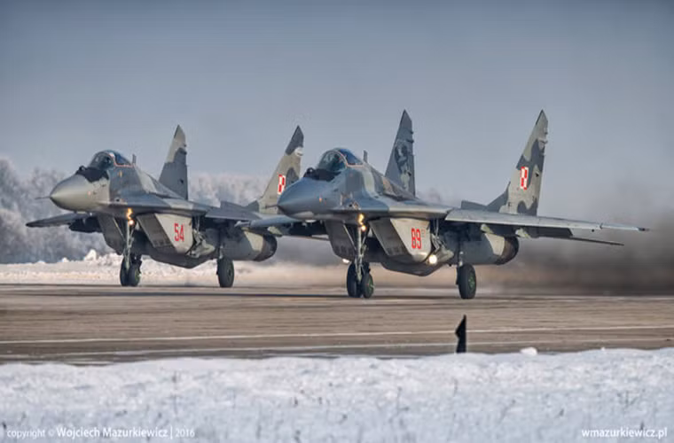 Chánh thanh tra chương trình mua sắm quốc phòng thuộc Bộ Quốc phòng Ba Lan – Tướng Adam Duda cho biết, kế hoạch tái trang bị không quân của Ba Lan nhiều khả năng diễn ra trễ hơn dự kiến do vấn đề ngân sách với các đơn đặt hàng mua sắm máy bay mới sẽ được thực hiện trong năm 2023. Nguồn ảnh: The Aviationist.