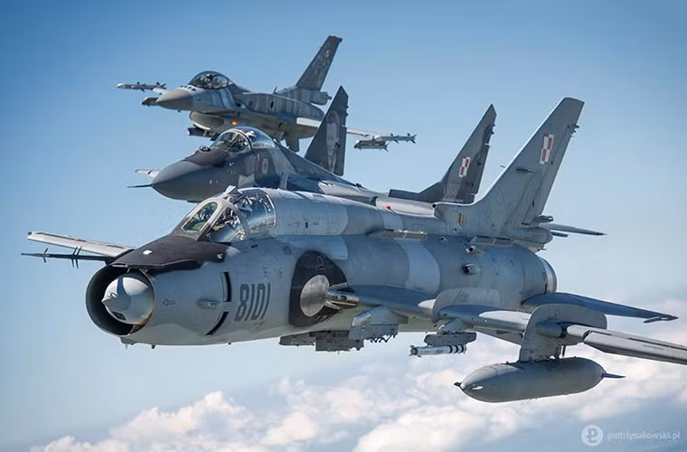 Dựa trên những gì Bộ Quốc phòng Ba Lan công bố, nước này cần đưa vào trang bị ít nhất 60 máy bay chiến đấu thế hệ mới trước năm 2021 để thay thế cho Su-22 và MiG-29, cùng với đó là việc nâng cấp hoặc hiện đại hóa 48 chiếc F-16 hiện có. Với một kế hoạch như trên, chi phí sẽ là rất lớn, vì vậy Ba Lan sẽ không mạo hiểm để mua về F-35 mà thay vào đó là các dòng máy bay chiến đấu của Châu Âu như JAS 39 hay Eurofighter Typhoon. Nguồn ảnh: RBS Photos.