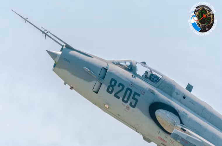 Hiện tại cả MiG-29 và Su-22 đều là các dòng chiến đấu cơ chủ lực của Ba Lan cùng họ F-16. Bên cạnh việc đã lỗi thời và không có khả năng triển khai các loại vũ khí dẫn đường chính xác thì một trong những lý do khác khiến Ba Lan sẽ sớm nói lời chia tay với MiG-29 và Su-22 là bởi chúng do Liên Xô chế tạo. Và với một nước thành viên NATO như Ba Lan điều này ngày càng khó có thể chấp nhận được. Nguồn ảnh: The Aviationist.