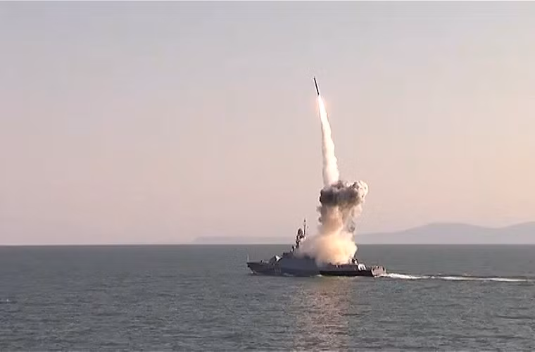 Loại vũ khí cuối cùng giúp Nga tiêu diệt nhiều thủ lĩnh phiến quân tại Syria chính là tên lửa hành trình Kalibr được triển từ các tàu chiến của Hải quân Nga tại Biển Caspian nằm các Syria hàng ngàn km. Việc Nga lần đầu tiên triển khai Kalibr tấn công một mục tiêu thực tế đã chứng minh được khả năng thực sự của Hải quân Nga sau khi trải qua quá trình hiện đại hóa. Nguồn ảnh: TASS.