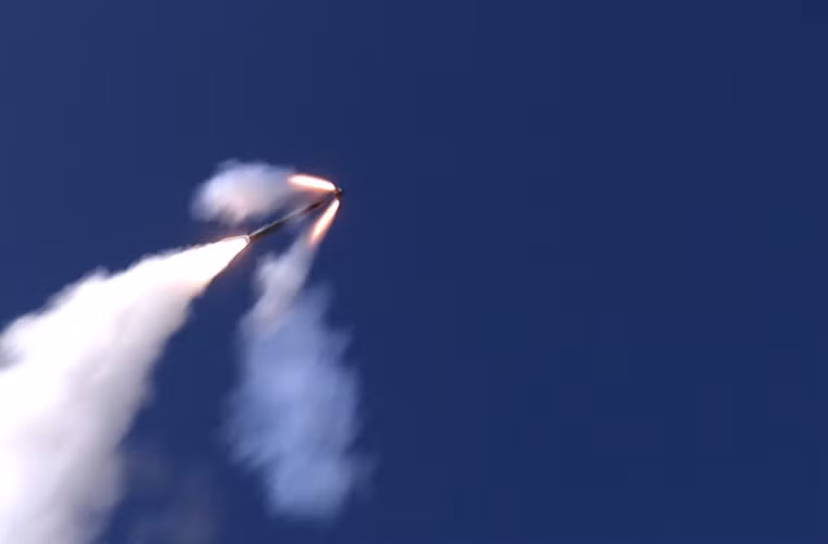 Biến thể Kalibr được Nga triển khai tại Syria là 3M14T được phóng đi từ các tàu chiến thuộc Hạm đội Caspian. Nó có chiều dài cơ bản 8.9m được trang bị đầu đạn nặng 450kg và có tầm bắn từ 1,500-2,500km với tốc độ hành trình bay cận âm khoảng 0.8 Mach. Nguồn ảnh: liveuamap.com.