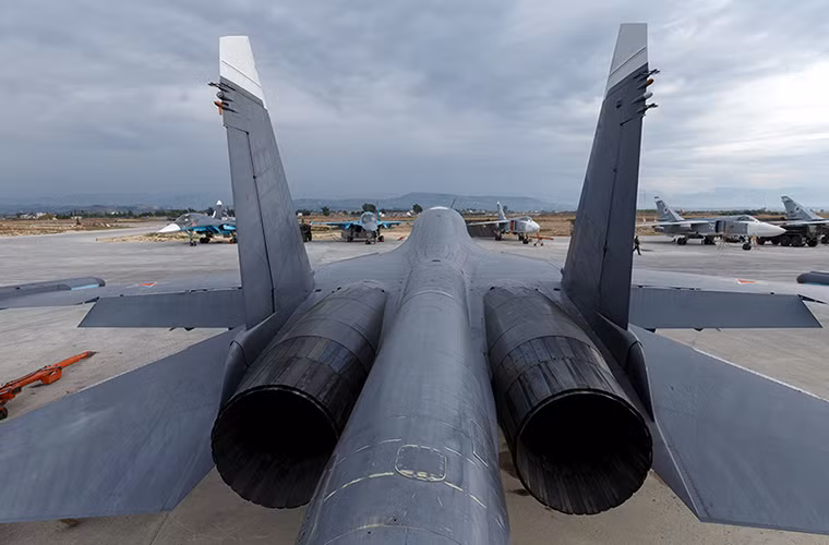 Trong số chiến đấu cơ tấn công mặt đất trên Su-34 được đánh giá là hiện đại nhất không chỉ riêng ở Nga mà cả trên thế giới, nó có khả năng mang theo 12 tấn vũ khí các loại với 12 giá treo vũ khí. Trong đó có thể kể tới các dòng tên lửa tấn công mặt đất như Kh-29, Kh-38 hay Kh-59. Nguồn ảnh: Bộ Quốc phòng Nga.