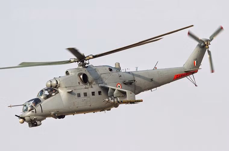 Tất nhiên tính năng Mi-25 của Ấn Độ không thực sự quá tệ và nó vẫn còn phù hợp yêu cầu tác chiến hiện tại của Không quân Afghanistan khi họ gần như làm chủ bầu trời trước các tay súng Taliban. Chỉ cần trải qua quá trình nâng cấp nhỏ hoặc tái trang bị vũ khí những chiếc Mi-25 đã có thể cất cánh trở lại. Nguồn ảnh: Indian Defence.