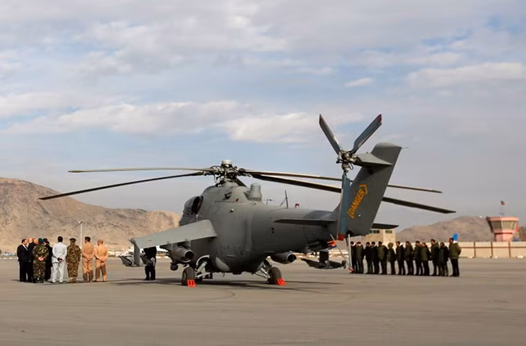 Quá trình chuyển giao những chiếc trực thăng Mi-24 Ấn Độ tặng cho Afghanistan được hiện từ cuối năm 2015, theo một thỏa thuận hợp tác chiến lược được hai bên ký kết vào năm 2011. Với ba chiếc Mi-24 đầu tiên đều được chuyển giao trong cuối năm 2015 và chiếc cuối cùng là vào cuối tháng 11 vừa rồi. Nguồn ảnh: Today Online.