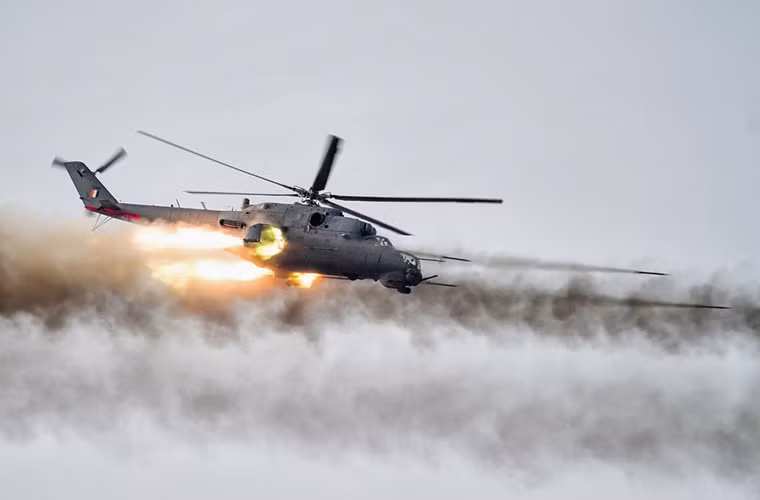 Được biết biến thể Mi-24 được Ấn Độ chuyển giao cho Afghanistan là Mi-25 - biến thể xuất khẩu của Mi-24D do Liên Xô chế tạo trước đây. Đây cũng là một trong những dòng trực thăng chiến đấu chủ lực của Không quân Ấn Độ và chuẩn bị được thay thế bằng những chiếc AH- Boeing AH-64E Apache. Nguồn ảnh: mi-24.com.
