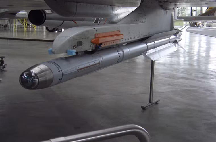 Theo đó, RNAF đã có các đợt phóng thử nghiệm biến thể tấn công mặt đất mới của IRIS-T, nó không chỉ có khả năng tấn công các mục tiêu trên mặt đất mà còn cả trên biển. Và nền tảng máy bay được RNAF sử dụng để triển khai IRIS-T không ai khác chính là những chiếc tiêm kích đa năng F-16AM của nước này. Nguồn ảnh: Panoramio