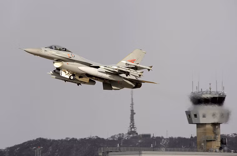 Theo tạp chí Jane’s, Không quân Na Uy (RNAF) đang tiến hành thử nghiệm phiên bản đối đất mới dòng tên lửa không đối không IRIS-T (AAM) do hãng quốc phòng Diehl BGT Defence của Đức phát triển. IRIS-T hiện được sử dụng khá phổ biến trong không quân nhiều nước NATO. Nguồn ảnh: Airheadsfly.com.