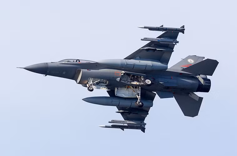 Tên lửa không đối không IRIS-T tiêu chuẩn có chiều dài 2.94m, đường kính 127mm và có cánh điều hướng rộng 350mm, tổng trọng lượng 89kg và được trang bị một đầu đạn phân mảnh nổ cực mạnh nặng 11.4kg. Tầm bắn của mẫu tên lửa không đối không này chỉ dừng ở phạm vi 25km với vận tốc bay tối Mach 3. Nguồn ảnh: Airheadsfly.com