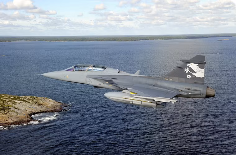 Được phát triển để thay thế cho dòng tên lửa không đối không tầm ngắn AIM-9, ngay sau khi xuất hiện IRIS-T đã thể hiện được năng lực của mình trong nhiều hoạt động quân sự tại Châu Âu. IRIS-T được tích hợp hầu hết công nghệ tên lửa tấn công tiên tiến của Châu Âu với hệ thống đầu dẫn hồng ngoại có thể hoạt động ngay cả khi bị áp chế điện tử. Nguồn ảnh: Hush-Kit