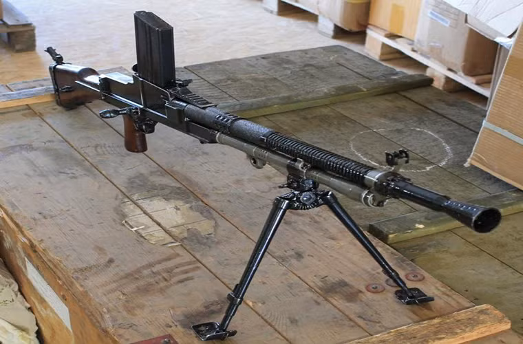 ZB vz. 26 là một dòng súng máy hạng nhẹ do Tiệp Khắc phát triển trong những năm 1920, nó là sự kết hợp của nhiều dòng súng máy khác nhau ở thời kỳ đó như Berthier, BAR M1918, Darne, Hotchkiss, Madsen và St.Etienne. Tuy nhiên không phải vì vậy mà ZB vz. 26 không có những thiết kế riêng của mình. Nguồn ảnh: www.roba.ee.