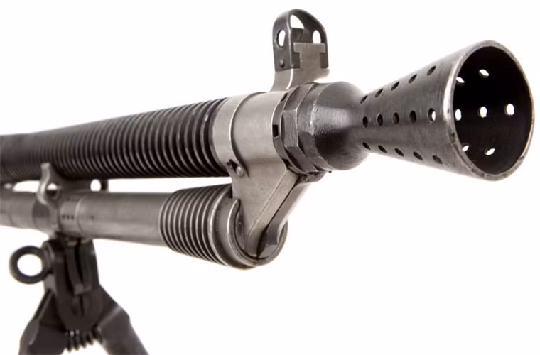 Trọng lượng của ZB vz. 26 là 10.5kg, dài 1.150mm và với nòng súng là 672mm. Hệ thống nhắm cơ bản của loại súng này điểm ruồi nhưng do hộp đạn nằm ngay trên thân súng nên nó được đặt lệch qua bên trái và được điều chỉnh bằng một nút xoay để phù hợp với phạm vi bắn. Nguồn ảnh: keywordhut.com