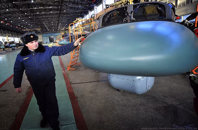 "Trái tim" của Ka-52 là hai động cơ turbo trục Klimov TV3-117VK công suất 1.863 kW cho phép nó đạt tốc độ 270km/h, trần bay 5.500m và tầm hoạt động lên tới 545km. Nguồn ảnh: English Russia.