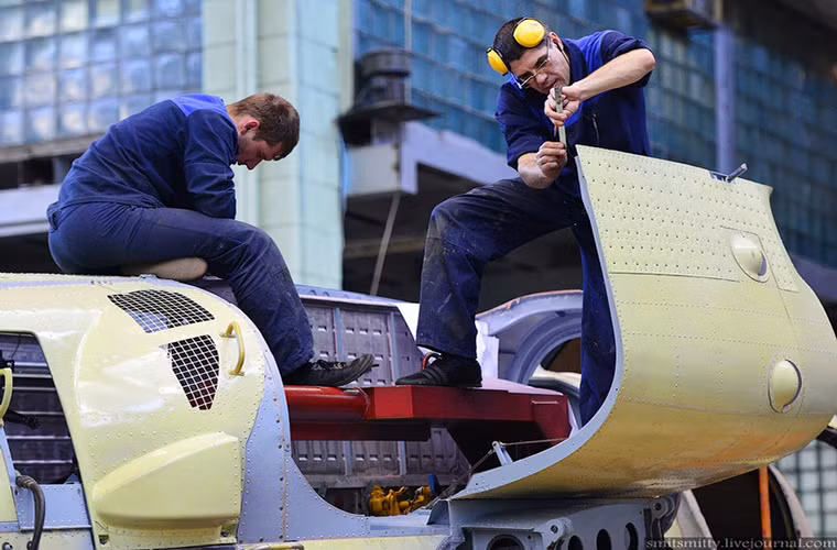 Tuy đều được sản xuất theo một khuôn tiêu chuẩn, nhưng không phải lúc nào các bộ phận trên Ka-52 cũng khớp với nhau và chúng phải được căn chỉnh lại trong suốt quá trình lắp ráp. Nguồn ảnh: English Russia.