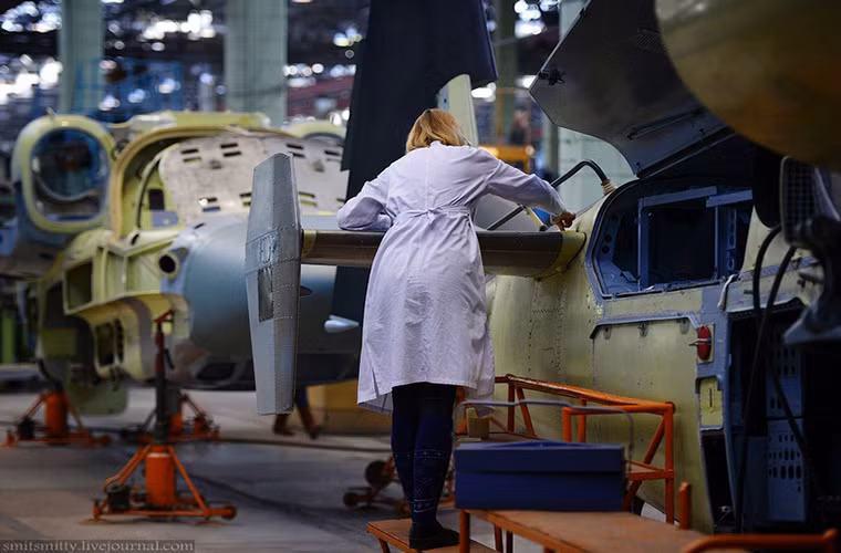 Sau khi phần khung thân cơ bản của Ka-52 được lắp ráp xong nó sẽ được kiểm tra lại một lần nữa trước khi được lắp hệ thống dây điện, trang thiết bị điện tử và sau cùng là hệ thống động cơ. Nguồn ảnh: English Russia.