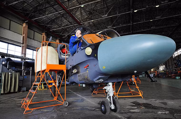 Ka-52 cũng là dòng trực thăng tấn công đầu tiên trên thế giới sử dụng cơ cấu cánh quạt nâng đồng trục – tuy nó có thiết kế phức tạp hơn các dòng trực thăng thông thường, nhưng bù lại Ka-52 sở hữu khả năng cơ động tuyệt vời cũng như nhỏ gọn hơn. Trong ảnh là một chiếc Ka-52 sau khi được lắp ráp hoàn chỉnh tại Arsenyev. Nguồn ảnh: English Russia.