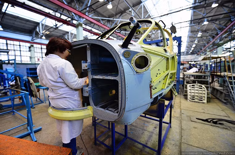 Dù có nhiều nhà máy khác nhau thuộc Tổng công ty trực thăng Nga chế tạo Ka-52, nhưng Arsenyev lại là nhà máy đảm nhận hầu hết các hợp đồng sản xuất Ka-52 dành cho Quân đội Nga. Nguồn ảnh: English Russia.