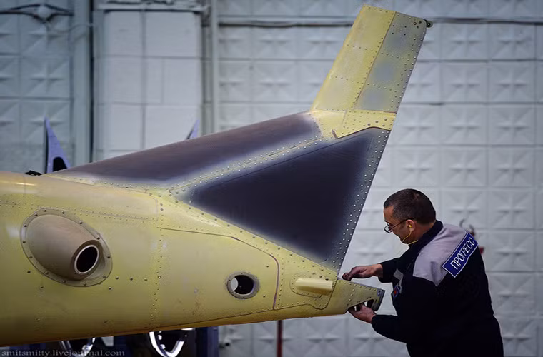 Cận cảnh phần đuôi của Ka-52 - nó chỉ mới ở công đoạn lắp ráp ban đầu. Nguồn ảnh: English Russia.