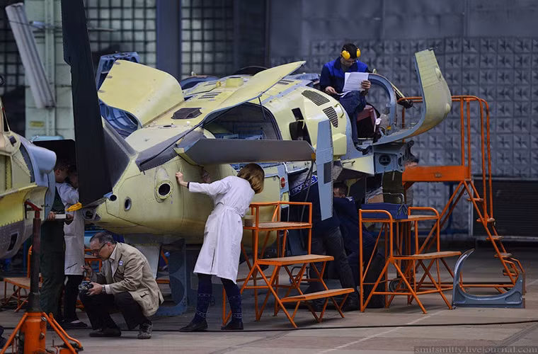 Arsenyev có khoảng 30 phân xưởng đảm nhiệm các nhiệm vụ khác nhau trong dây chuyền sản xuất một chiếc trực thăng hoàn chỉnh với diện tích sàn của nhà máy lên tới 290.000 mét vuông và là nơi làm việc của hơn 6.000 công nhân cũng như kỹ sư. Nguồn ảnh: English Russia.