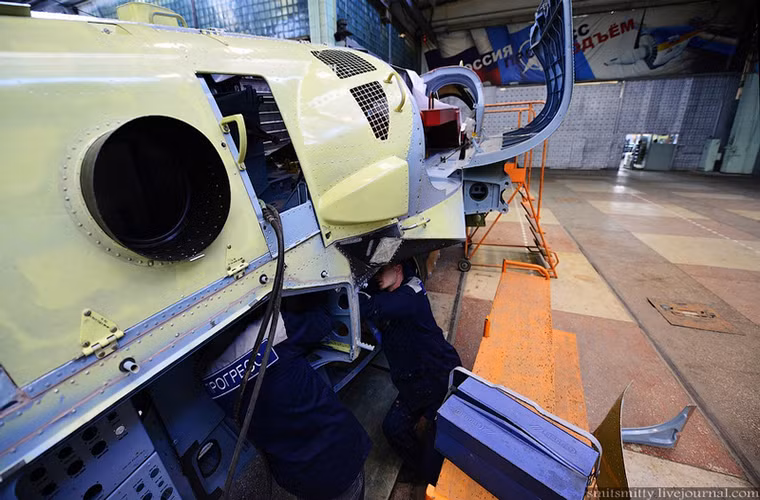 Với quy mô này, Arsenyev hoàn toàn có thể tự chủ trong việc sản xuất hầu hết các bộ phận và linh kiện dành cho một chiếc Ka-52 ngoại trừ hệ thống động cơ và một số thiết bị điện tử. Điều này sẽ giúp làm giảm thời gian sản xuất một chiếc Ka-52 so với việc Arsenyev phải sử dụng linh kiện từ các nhà cung ứng khác nhau trên khắp nước Nga. Nguồn ảnh: English Russia.