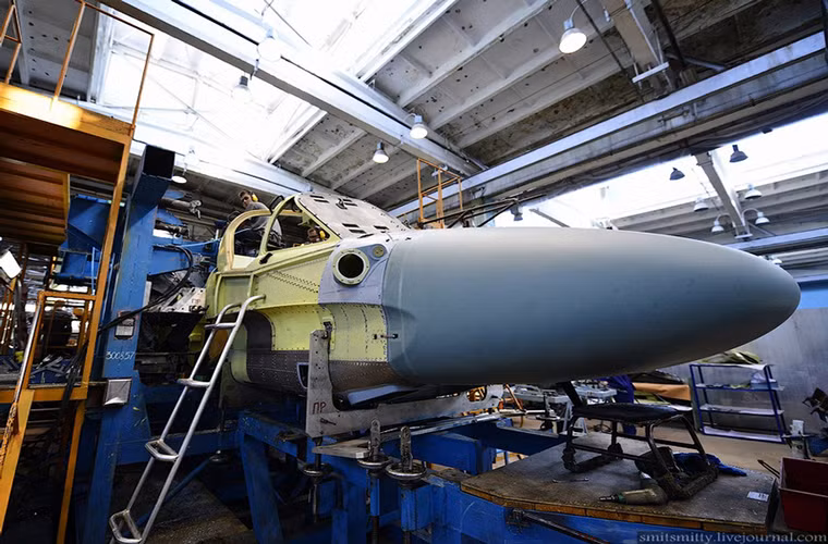 Bên cạnh đó, dây chuyền sản xuất Ka-52 tại Arsenyev cũng được đánh giá là hiện đại nhất với việc áp dụng các công nghệ đúc mới dành cho phần thân bằng hợp kim và composite của Ka-52. Ngoài ra Arsenyev còn tự động hóa một số công đoạn trong quá trình lắp ráp Ka-52 nhằm đảm bảo các tiêu chuẩn về kỹ thuật cũng như duy trì sản lượng của nhà máy. Nguồn ảnh: English Russia.