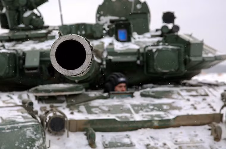 Trang bị vũ khí tiêu chuẩn của T-90A hiện tại là pháo nòng trơn 2A46M 125mm có tầm bắn hiệu quả từ 100-6.000m dành cho các mục tiêu bọc thép, trong khi đó nhiệm vụ phòng không có thể sử dụng súng máy hạng nặng 12.7mm Kord. Nguồn ảnh: Bộ Quốc phòng Nga.