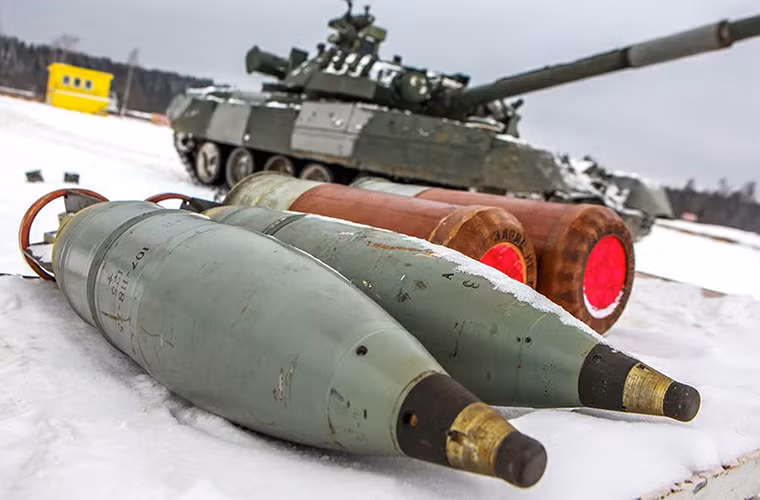 Nếu so sánh sức mạnh hỏa lực giữa T-90A và T-80UD chúng gần như tương đương khi cả hai đều được pháo nòng trơn 2A46M 125mm, tuy nhiên T-80UD lại không được trang bị hệ thống phòng vệ chủ động. Trong ảnh là đạn pháo nổ mảnh 3OF26 được trang bị trên T-80UD. Nguồn ảnh: Bộ Quốc phòng Nga.