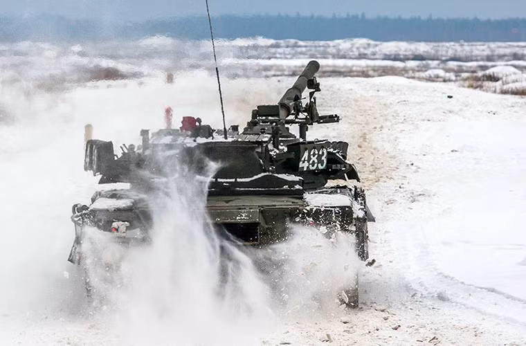 Về T-80 có một điều khá thú vị là các biến thể ban đầu của nó đều sử dụng động cơ tuabin khí cực khỏe có công suất đến 1.500 mã lực, tuy nhiên dần về sau các biến thể như T-80U hay T-80UD đều chuyển sang sử dụng lại động cơ diesel. Nguồn ảnh: Bộ Quốc phòng Nga.