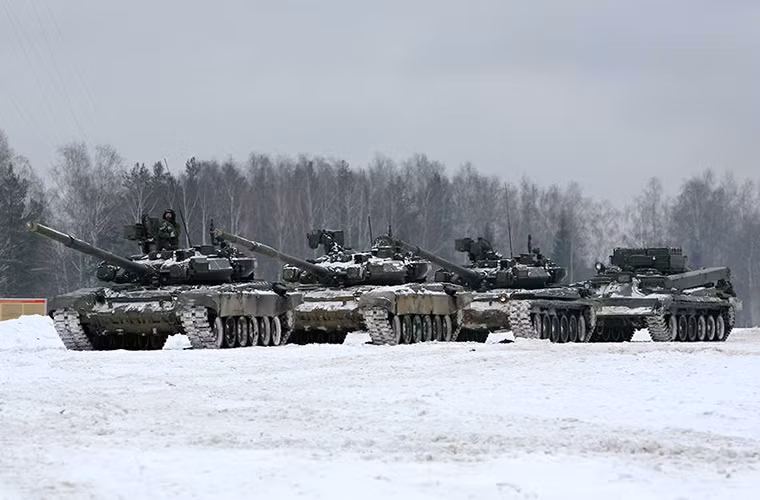 Trong ảnh là đội hình gồm ba chiếc xe tăng T-90A cùng một xe cứu kéo BREM-1 tham gia diễn tập tại Alabino. Xe cứu kéo luôn là một phần không thể thiếu trong các đơn vị tăng thiết giáp của Nga. Nguồn ảnh: Bộ Quốc phòng Nga.