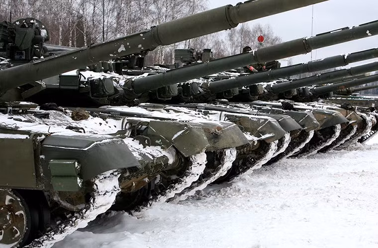 Nhiệm vụ chính của đợt huấn luyện lần này lần nhầm giúp các kíp chiến đấu mới của xe tăng T-90A làm quen với trang bị cũng như vũ khí trên xe tăng trong điều kiện khắc nghiệt của mùa đông. Bên cạnh bắn diễn tập với mục tiêu giả định như xe tăng hoặc xe bọc thép, T-90A còn phải thực hiện một số bài diễn tập tiêu diệt các mục tiêu bay tầm thấp với vũ khí được trang bị. Nguồn ảnh: Bộ Quốc phòng Nga.