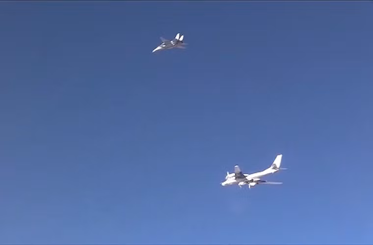 Nếu trong Chiến tranh Lạnh, F-14 và AIM-54 được thiết kế để đánh chặn máy bay ném bom chiến lược tầm xa của Liên Xô thì ngày nay chúng lại bay hộ tống bảo vệ kẻ thù của mình trong các chiến dịch chống khủng bố của Nga tại Syria và tất nhiên phi đội F-14 trên đều thuộc Không quân Iran. Nguồn ảnh: Autoblog