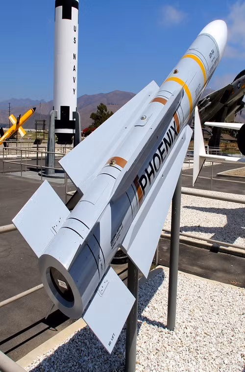 Thứ Hải quân Mỹ cần tới nhất lúc này là một loạt vũ khí có thể ngăn cản các phi đội máy bay ném bom Liên Xô từ xa trước khi chúng kịp tiếp bận biên đội tàu sân bay của mình. Chính điều này đã tạo tiền đề cho sự ra đời của AIM-54 tuy nhiên chặn đường phát triển của mẫu tên lửa huyền thoại này chỉ vừa mới bắt đầu. Nguồn ảnh: Flickr