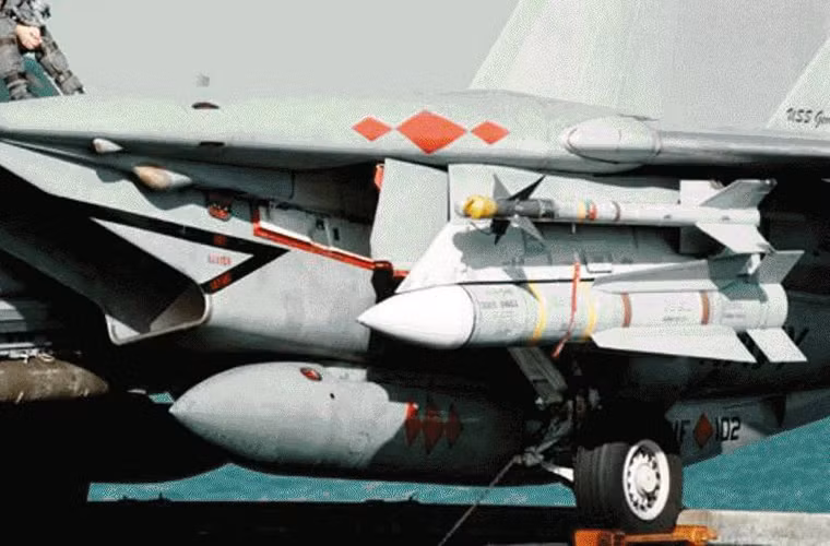 Kể từ năm 1951, Hải quân Mỹ phải đối mặt với một mối đe dọa mới trên không đến từ Liên Xô là máy bay ném bom chiến lược tầm xa Tupolev Tu-4K 'Bull' mang theo các tên lửa chống đe dọa trực tiếp tới biên đội tàu sân bay của Mỹ. Trong giai đoạn đỉnh điểm của Chiến tranh Lạnh mối đe dọa trên càng trở nên nghiêm trọng hơn với sự xuất hiện của Tu-16 và Tu-22M. Nguồn ảnh: aeronavale-porteavions.com