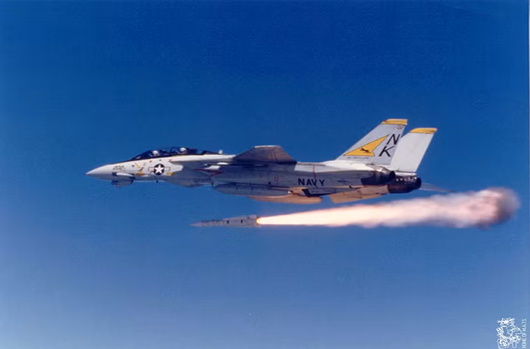 Ở thời điểm giữa những năm 1970 khi AIM-54 được trang bị cho Hải quân Mỹ thì F-14 là mẫu chiến đấu cơ duy nhất triển khai hiệu quả Phoenix, điều này không chỉ dựa vào hệ thống radar AWG-9 mà còn do thiết kế đặc biệc của dòng chiến đấu cơ. Mỗi chiếc F-14 có thể mang theo tối đa 6 tên lửa AIM-54 với trọng lượng mỗi quả nặng gần 500kg. Nguồn ảnh: Pinterest