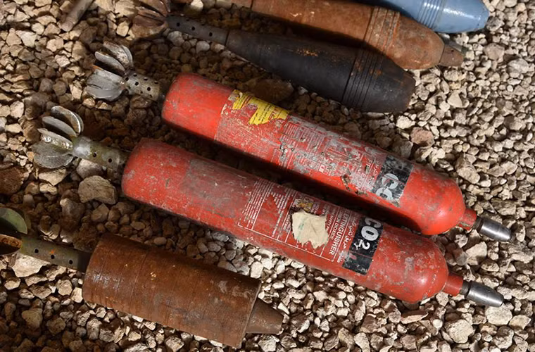 Thậm chí nhưng bình khí nén cũng được tận dụng để trở thành những quả đạn cối tự tạo. Nguồn ảnh: Bộ Quốc phòng Nga.