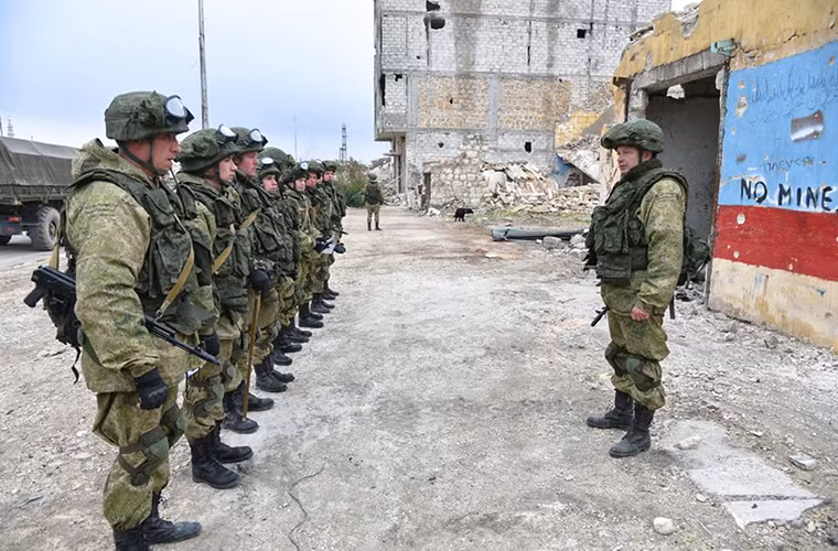Nhiệm vụ mỗi ngày của công binh Nga là đi từng kiểm từng con phố, từng ngôi nhà và đánh dấu các khu vực nguy hiểm và bắt đầu hoạt động tái thiết. Nguồn ảnh: Bộ Quốc phòng Nga.