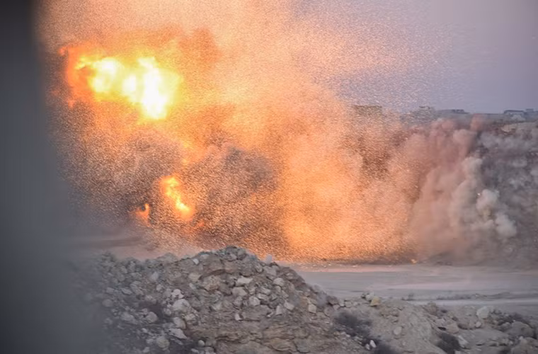 Hình ảnh một đợt tiêu hủy vật liệu nổ của công binh Nga tại Aleppo. Nguồn ảnh: Bộ Quốc phòng Nga.