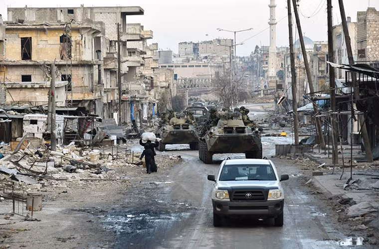 Ước tính, hiện tại công binh Nga đã xử lý được khoảng 15.000 vật liệu nổ và bom mìn tại tại các quận phía đông Aleppo, dọn sạch 350km đường giao thông và đưa vào hoạt động trở lại 2.149 tòa nhà. Trong số đó có tới 44 trường học, 38 nhà thời Hồi giáo, 10 cơ sở y tế, hai nhà máy phát điện và một nhà máy xử lý nước. Nguồn ảnh: Bộ Quốc phòng Nga.