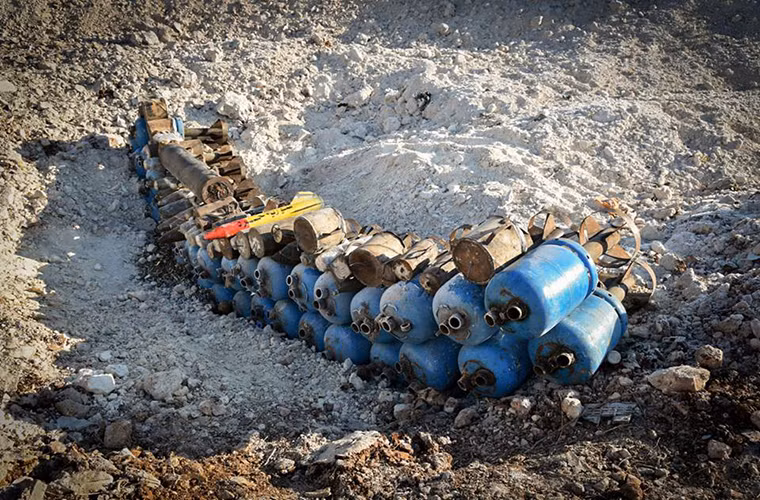 Toàn bộ các vật liệu nổ sau khi được tìm thấy sẽ được công binh Nga tập kết lại khu vực tiêu hủy nằm cách xa khu dân cư. Nguồn ảnh: Bộ Quốc phòng Nga.