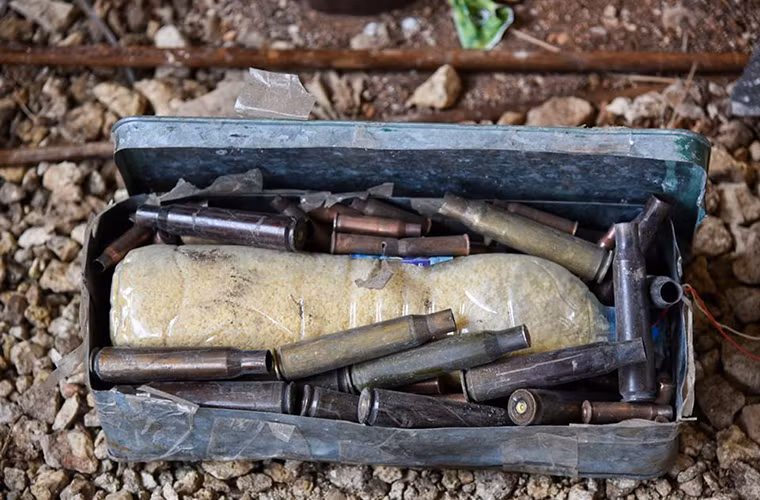 Một thiết bị nổ tự tạo được tìm thấy ở Aleppo, nó có thiết kế khá đơn giản với một hộp sắt bên trong có lõi thuốc nổ bọc xung quanh là các vỏ đạn súng máy nhằm tăng tính sát thương. Nguồn ảnh: Bộ Quốc phòng Nga.