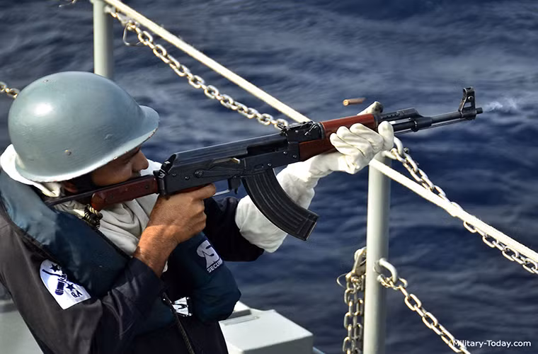 Tầm bắn hiệu quả của Type 56-2 là từ 300-400 với tầm ngắn là 800m không có nhiều cải tiến so với Type 56, tốc độ bắn tối đa của súng là gần 600 viên/phút và ở điều kiện tác chiến là 40-100 viên/phút. Nhược điểm lớn nhất của Type 56-2 vẫn là độ chính xác kém khi bắn của nó ngay cả ở tầm gần. Nguồn ảnh: military-today.