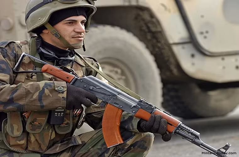 Mẫu súng trường tấn công này cũng mang các đặc tính của AK-47 như có thiết kế đơn giản, dễ chế tạo và gia công. Nó hoạt động đáng tin cậy trong nhiều điều kiện môi trường lẫn tác động từ bên ngoài và cũng không đòi hỏi bảo dường thường xuyên như một số dòng súng trường tấn công khác. Nguồn ảnh: military-today.