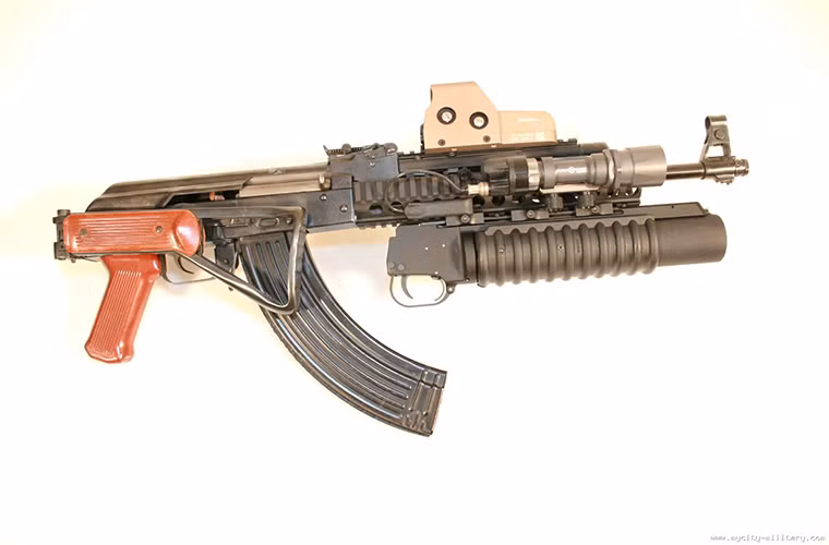 Trọng lượng cơ bản của Type 56-2 là khoảng 3.9kg kể cả đạn trong khi đó ở Type 56 lên tới 4.1kg chưa bao gồm đạn, nó có chiều dài khi gấp báng là 654mm và khi mở báng là 878mm, chiều dài nòng súng là 415mm. Trong ảnh là biến thể Type 56-2 cải tiến với thanh rail hỗ trợ gắn thêm súng phóng lựu cầm tay và kính ngắm quang học. Nguồn ảnh: firearmsworld.net.