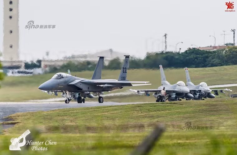 Đi kèm với AN/APG-63 không thể kể tới hệ thống tìm kiếm và theo dõi hồng ngoại IRST trên F-15C/D. Bản thân hệ thống điện tử mới trên F-15C/D được phát triển dựa trên nhiều nền tảng khác nhau đến từ các tập đoàn quốc phòng hàng đầu như Boeing, Lockheed Martin và Northrop Grumman. Nguồn ảnh: Sina.