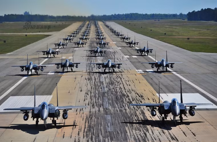 Về hệ thống động cơ F-15E vẫn được trang bị hai động cơ phản lực Pratt &amp; Whitney F100-PW-229 có công suất 29.000lbf cho phép máy bay có thể đạt tới vận tốc Mach 2.5+ (tương đương 3.017km/h). Bán kính chiến đấu hiệu quả của nó hơn 1.200km và có trần bay tối đa là 18.200m. Nguồn ảnh: Sina.