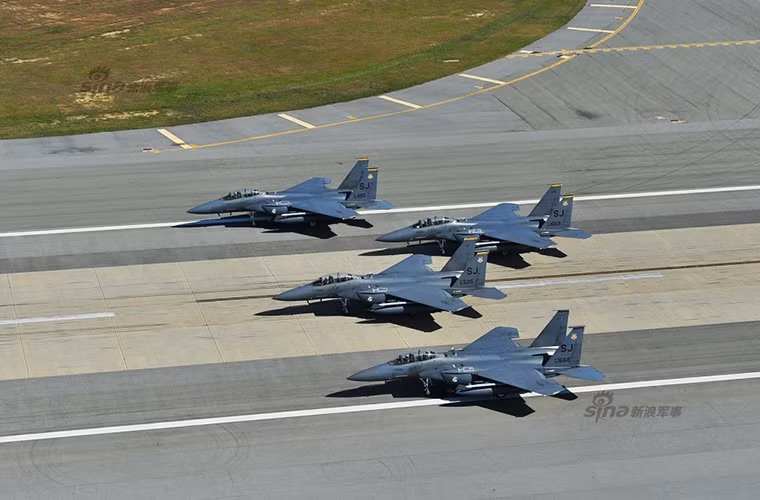 Hệ thống vũ khí trên F-15E gồm có pháo tự động 20mm M61A1 Vulcan, 12 giá treo có khả năng mang theo hơn 10 tấn vũ khí các loại trong đó trang bị chính gồm tên lửa không đối không AIM-9 Sidewinder và AIM-120 AMRAAM, tên lửa không đối đất AGM-154 và AGM-158 JASSM. Cùng với đó là các loại bom thông dụng hoặc bom dẫn đường thông minh. Nguồn ảnh: Sina.