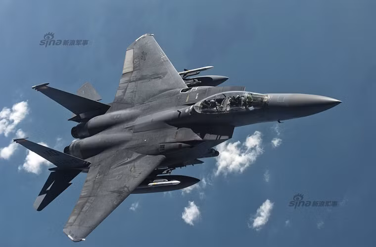 Ngay từ đầu F-15E đã được trang bị sẵn trang thiết bị điện tử vượt trội hổ trợ cả tác chiến điện tử với hệ thống radar AESA AN/APG-82 (V) 1, pod IRST Lockheed Martin Sniper XR, pod áp chế điện tử AN/ALQ-131 và nhiều thiết bị điện tử khác giúp nó có thể sống sót trong môi trường chiến tranh hiện đại. Nguồn ảnh: Sina.