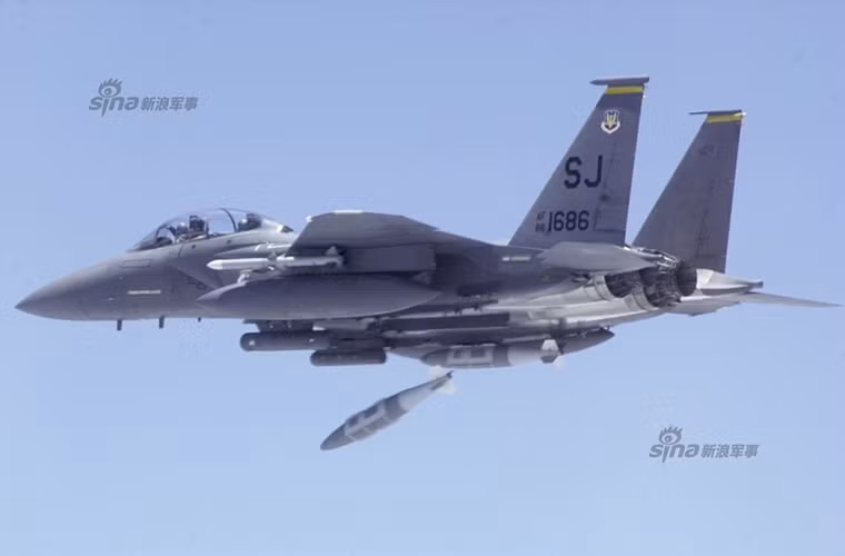 Kể từ năm 2000, Không quân Mỹ đã bắt đầu chương trình nâng cấp dành cho F-15C/D với việc trang bị hệ thống radar quét mảng pha điện tử AN/APG-63 (V) 2 và sau đó là AN/APG-63 (V) 3, cho phép những chiếc F-15C/D có thể triển khai được tên lửa không đối không tầm xa AIM-120 AMRAAM. Nguồn ảnh: Sina.